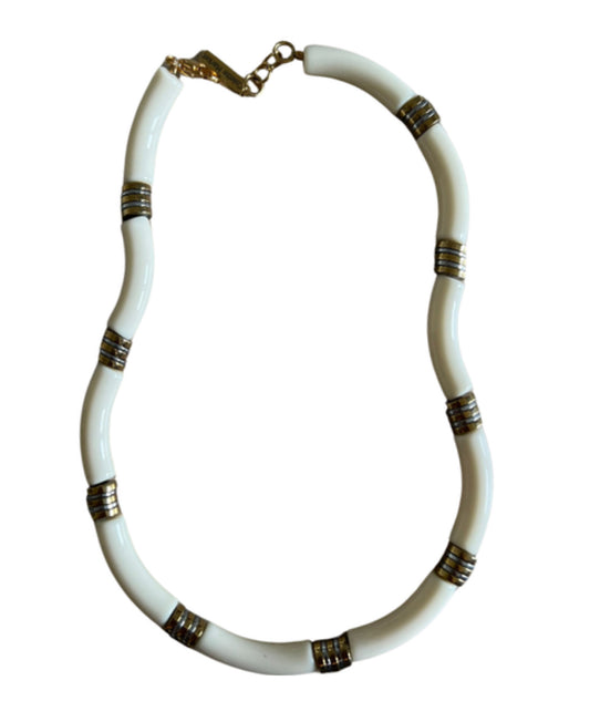 Collier white