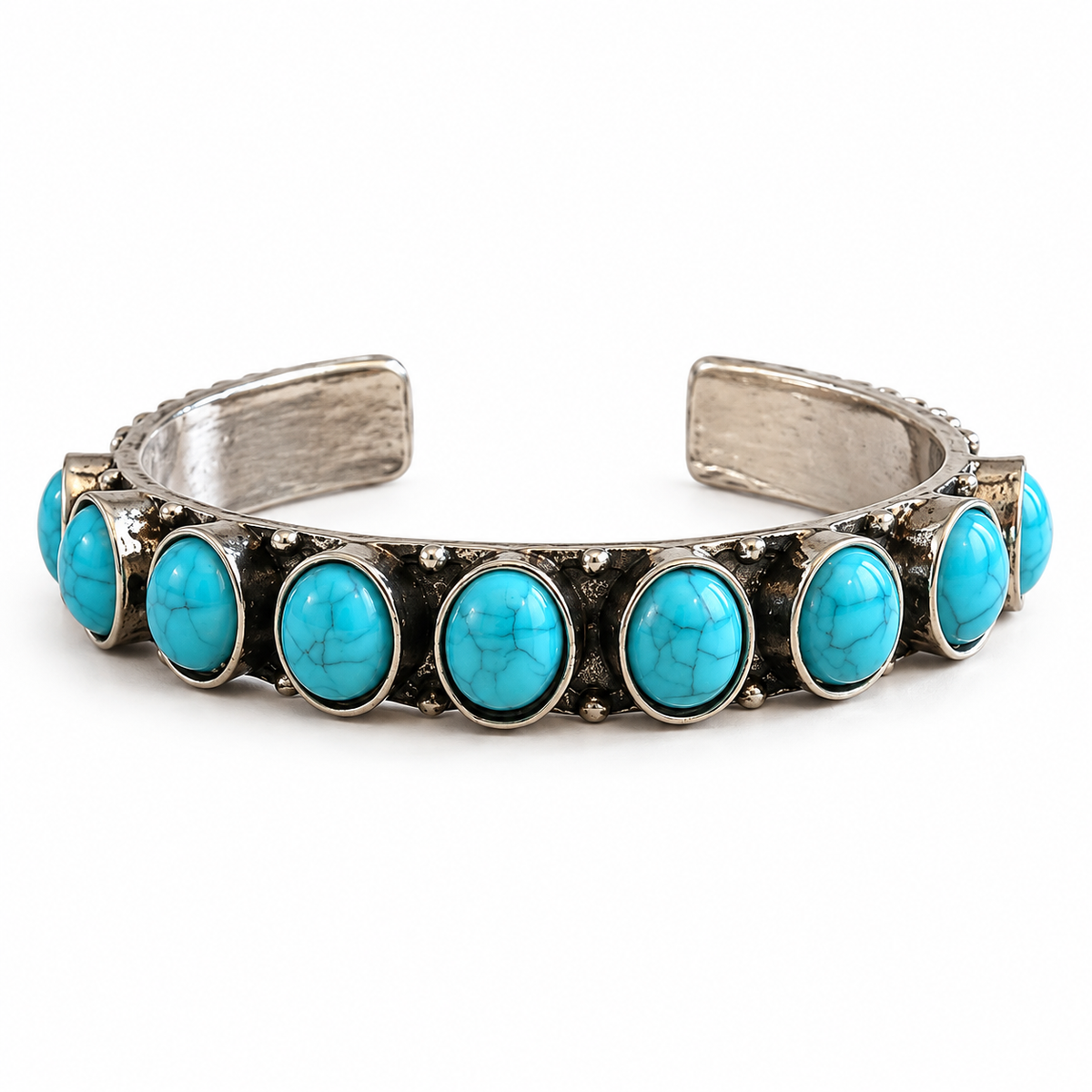 Bracelet jonc mixte réglable en pierres turquoise, vue de trois quarts sur fond blanc
