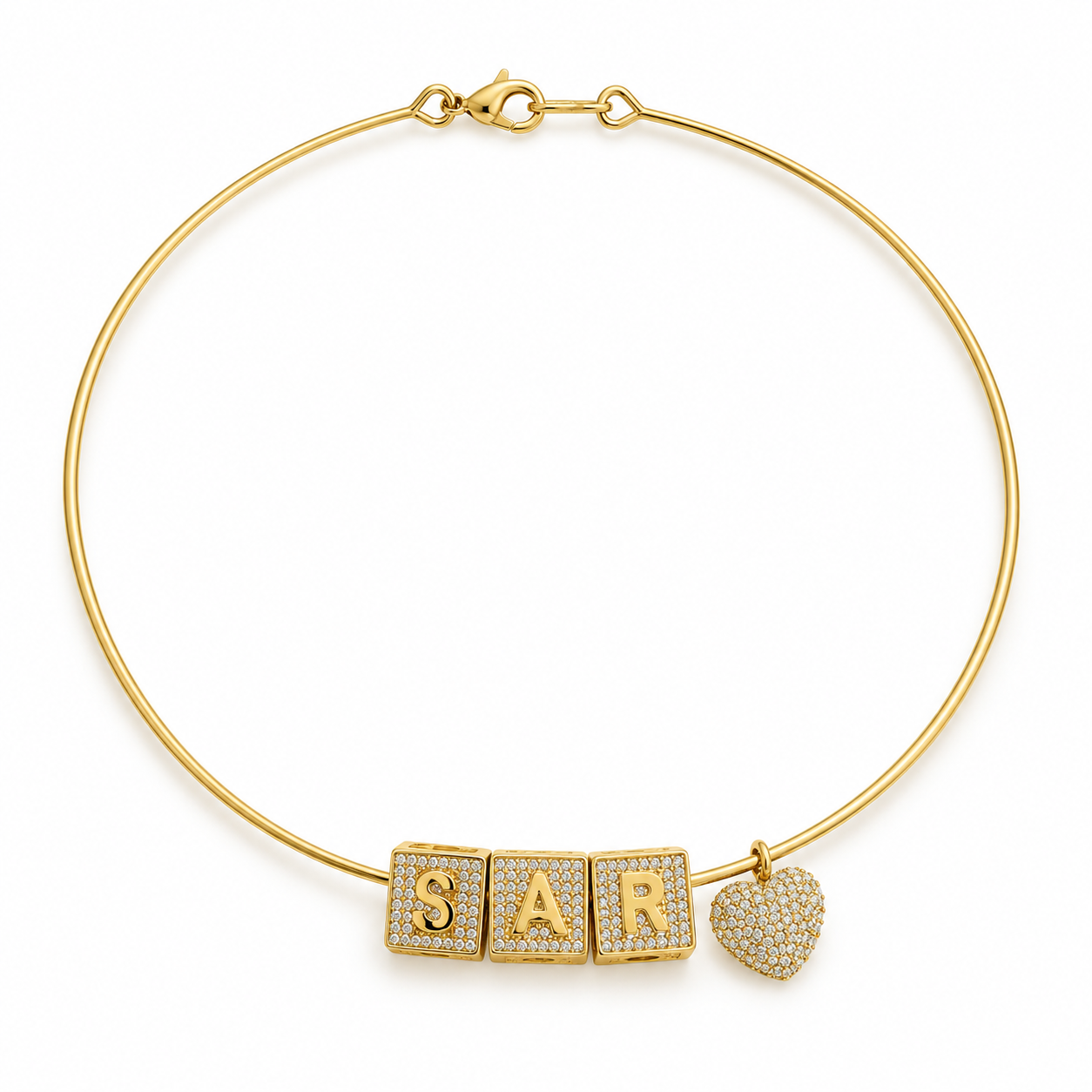Collier jonc avec lettres S A R et cœur, exemple de personnalisation